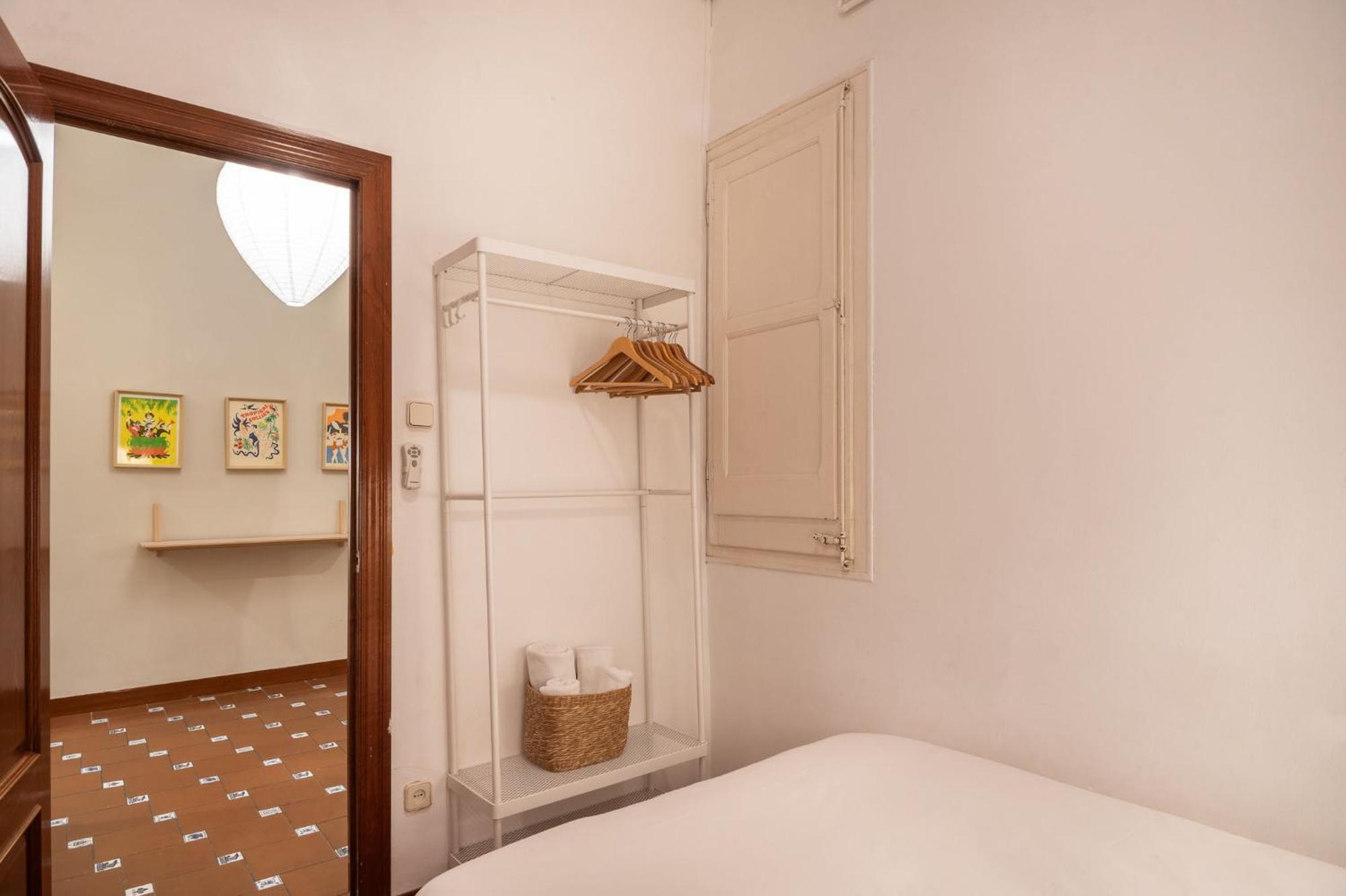 Spacious & Sunny Apt With Terrace In The City Center Barcelone Extérieur photo