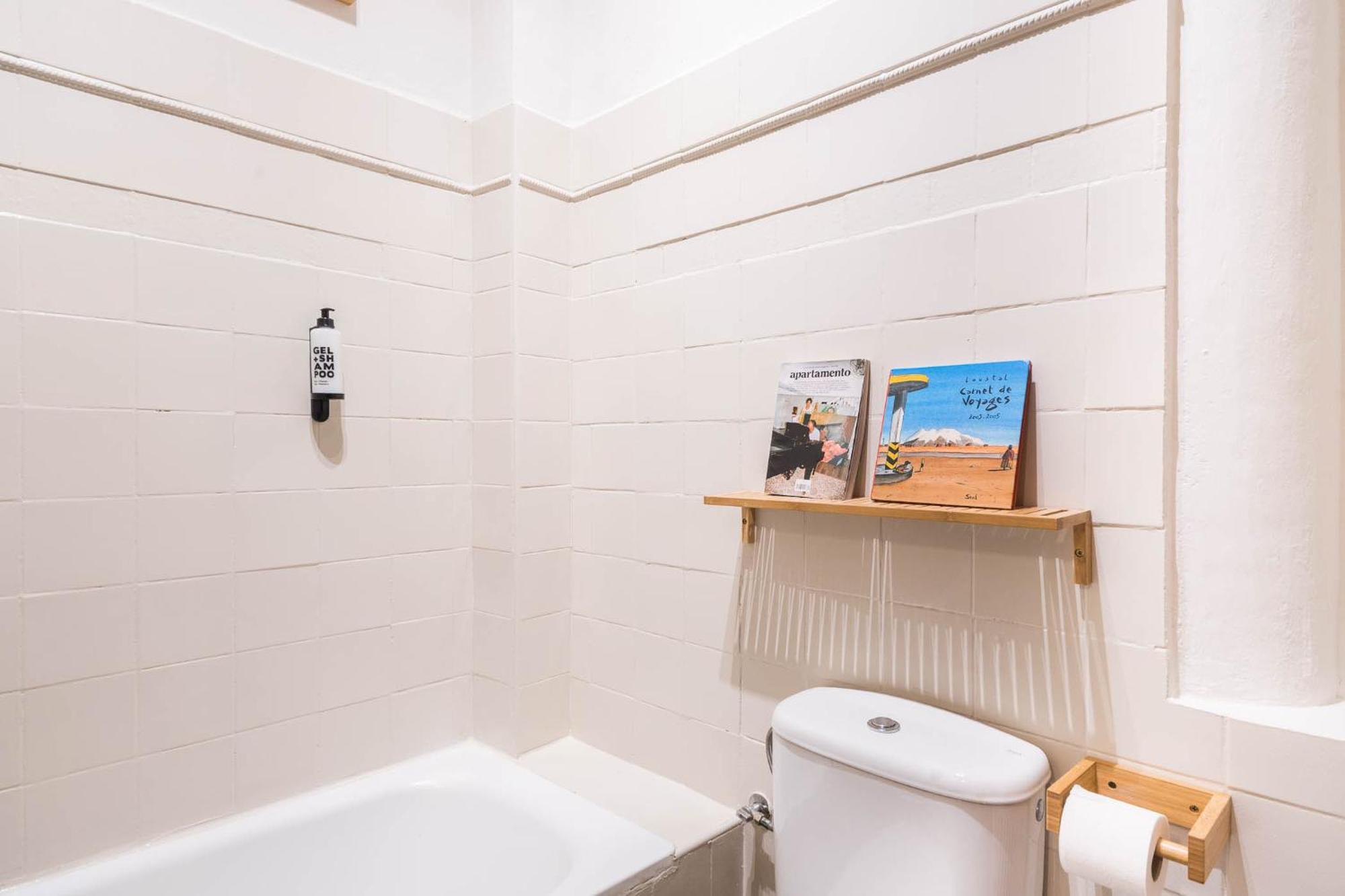 Spacious & Sunny Apt With Terrace In The City Center Barcelone Extérieur photo
