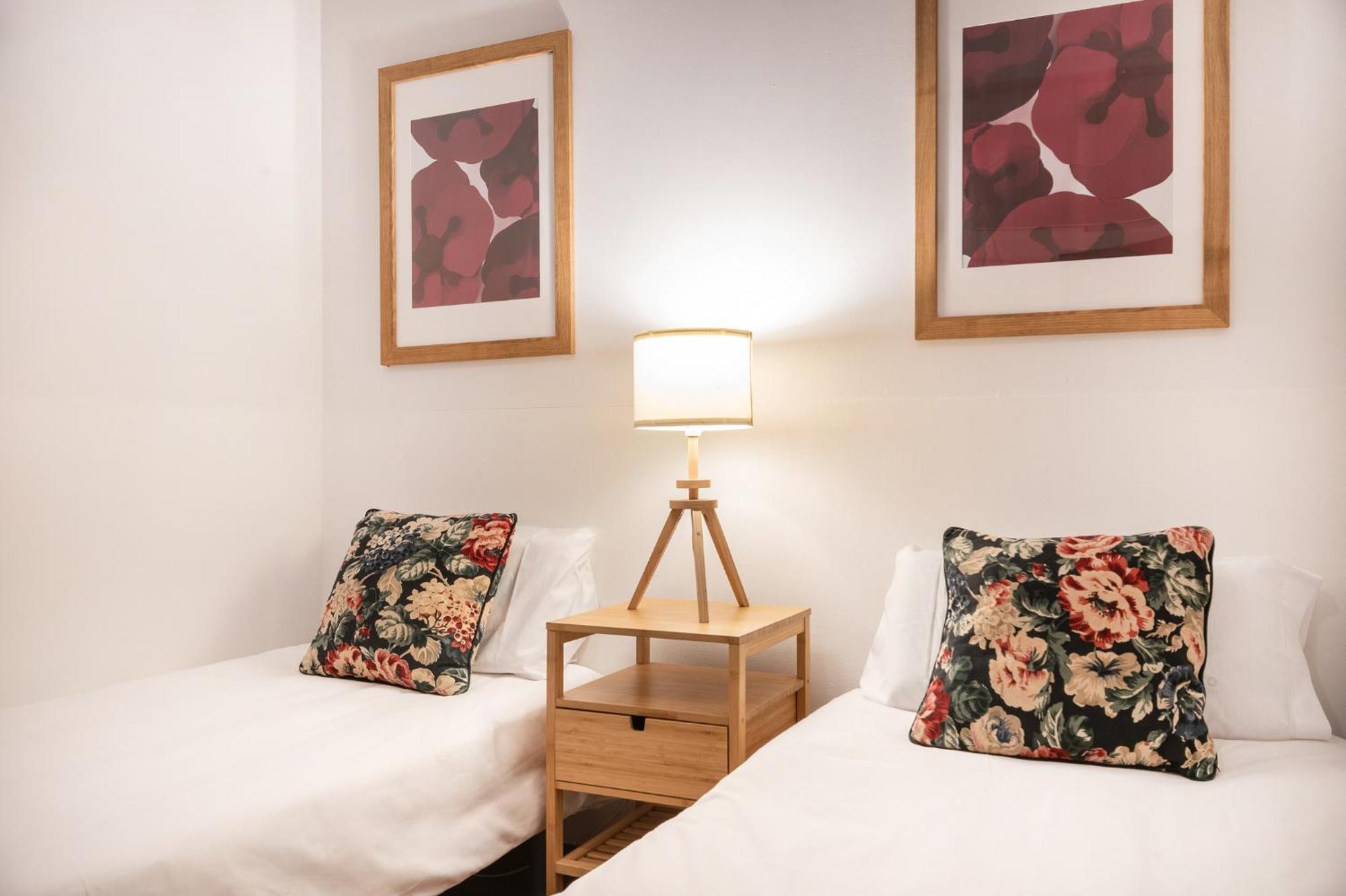 Spacious & Sunny Apt With Terrace In The City Center Barcelone Extérieur photo